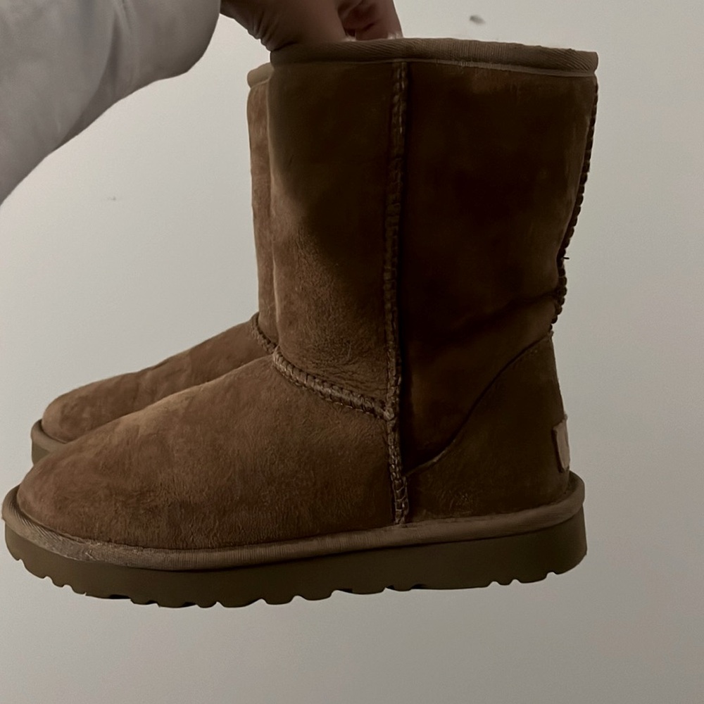 Size 3, in kids uggs light brown.